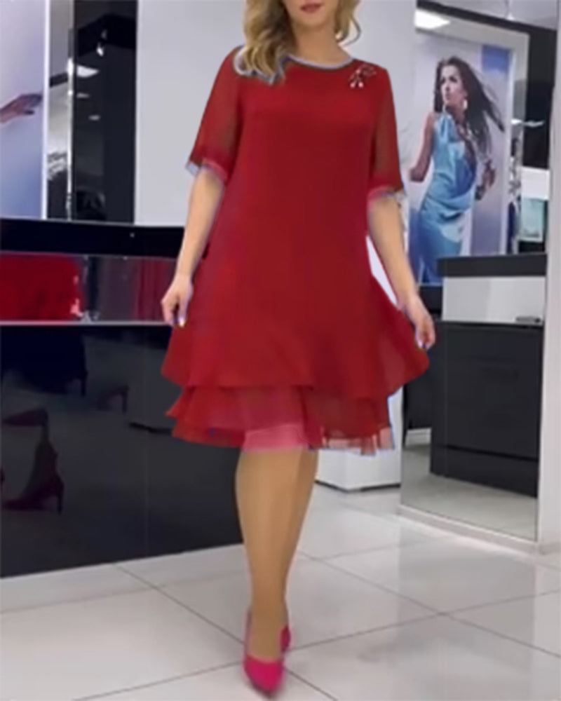 Kleid mit Rundhalsausschnitt und eleganten Rüschen