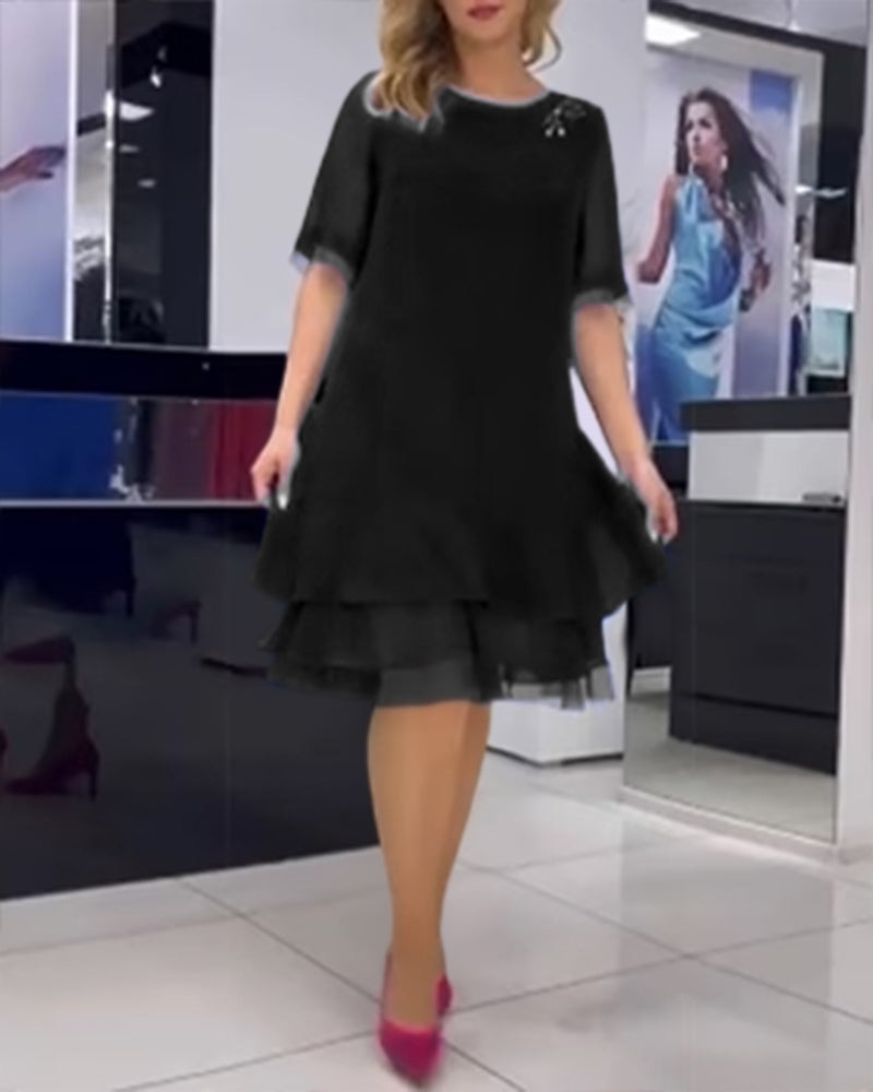 Kleid mit Rundhalsausschnitt und eleganten Rüschen